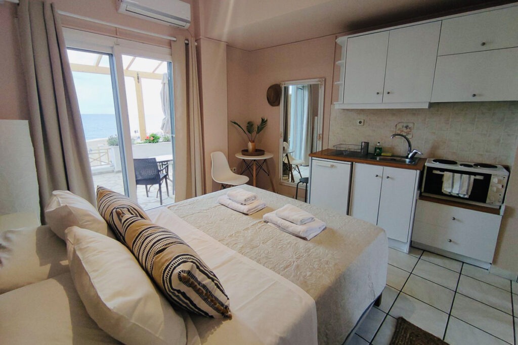 The double bed and the kitchenette of Melite studio.