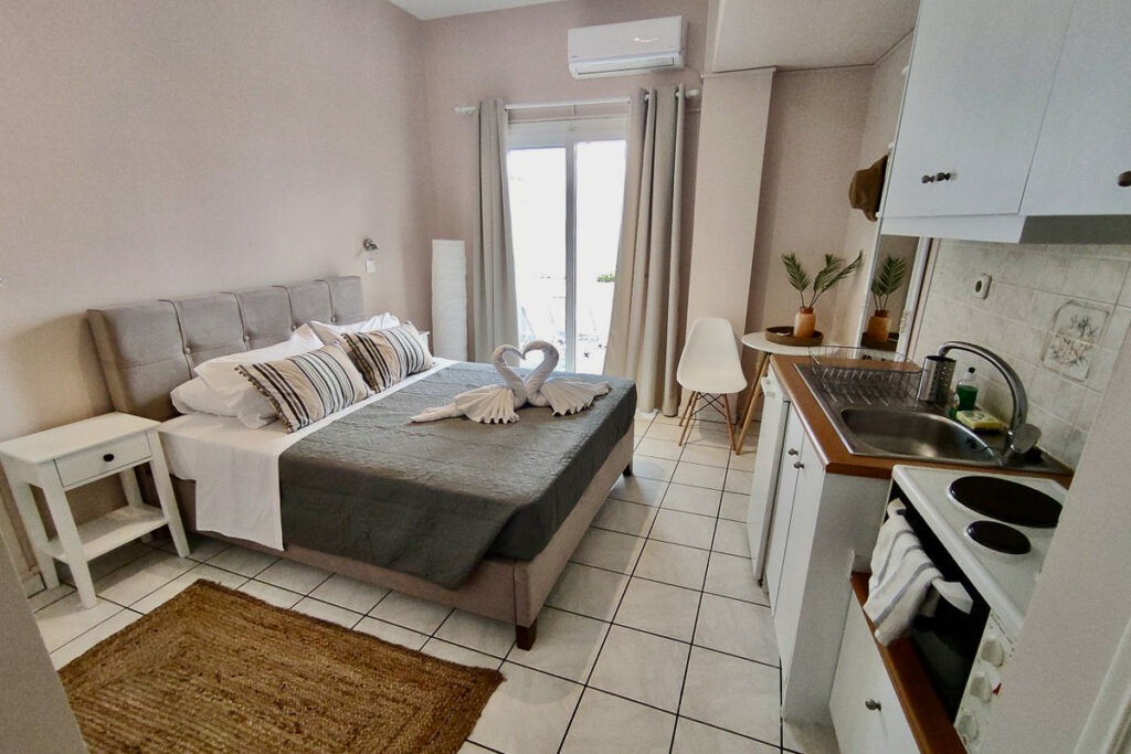 The double bed and the kitchenette of Melite studio.