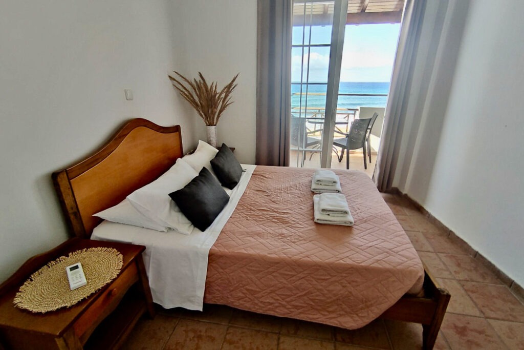 The double bed bed of Pasithea's bedroom.