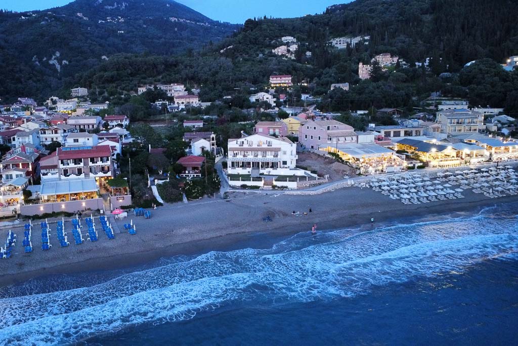 The location of Nereides apartments right on the beach of Agios Gordios. The beach is lined with restaurants with sunbeds and umbrellas.