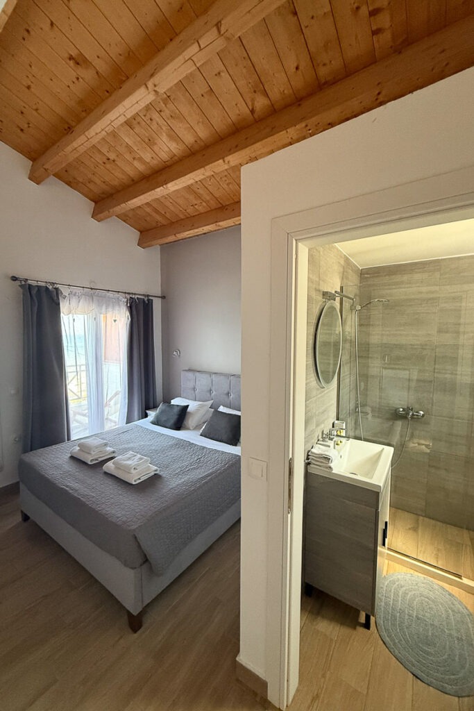 Nemerte's bedroom with a double bed and a modern bathroom.
